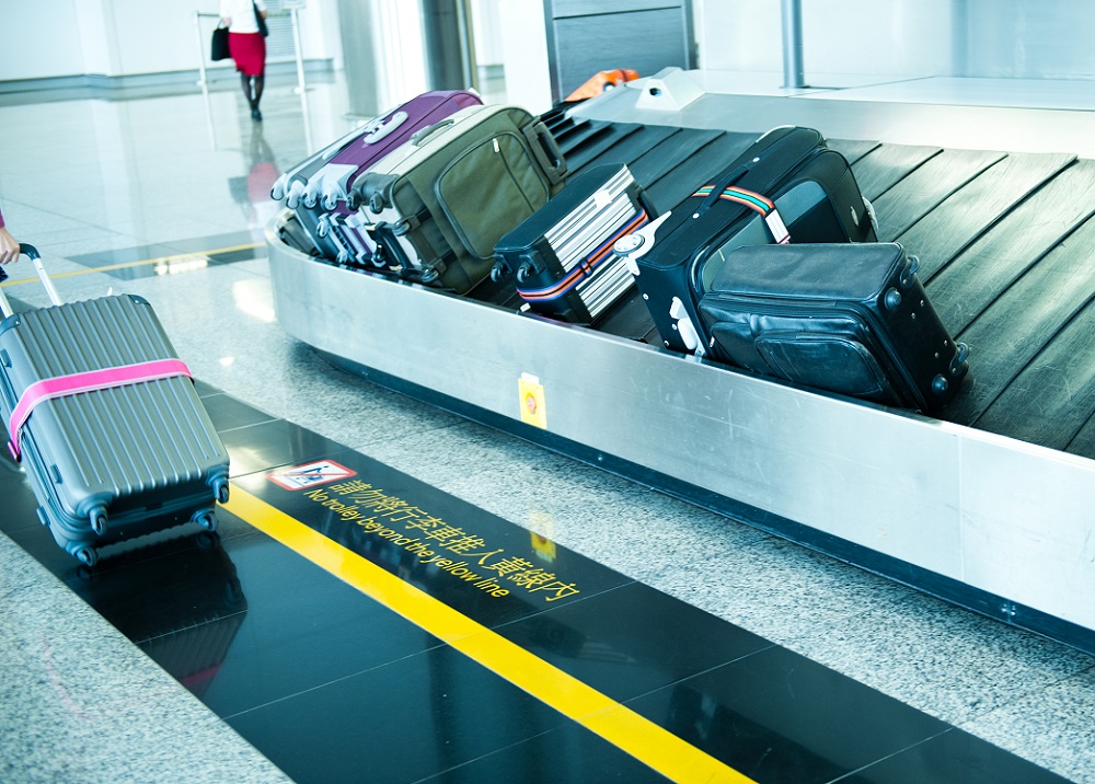 Багаж транзитом. Багажная лента в аэропорту. Конвейер для багажа. Багажная конвейерная лента. Транспортер багажа в аэропо.